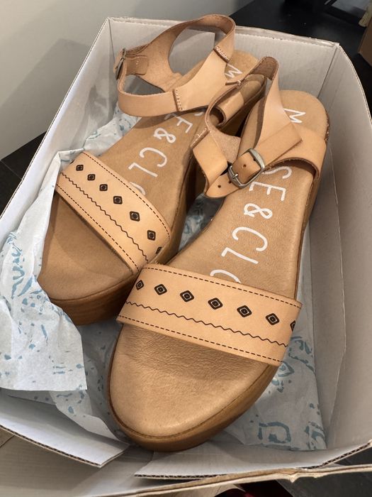 Sapato de salto alto nunca usado 40