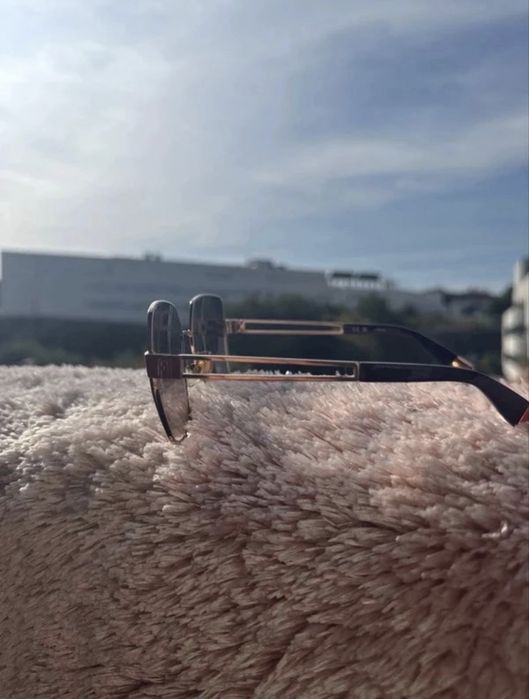 Óculos de Sol Furla Elegantes Dourados!
