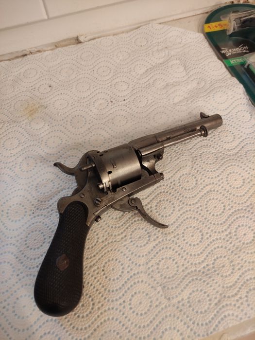 Revólveres, Pinfire Tipo Lefauchaux 1860.
Limpo, coronha de madeira em