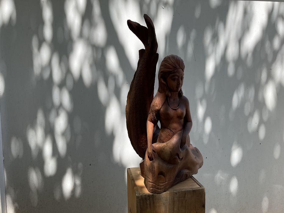 Estatueta de sereia em madeira exótica