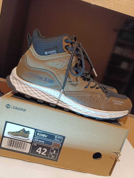 Не дорого продам кросовки демисезоные