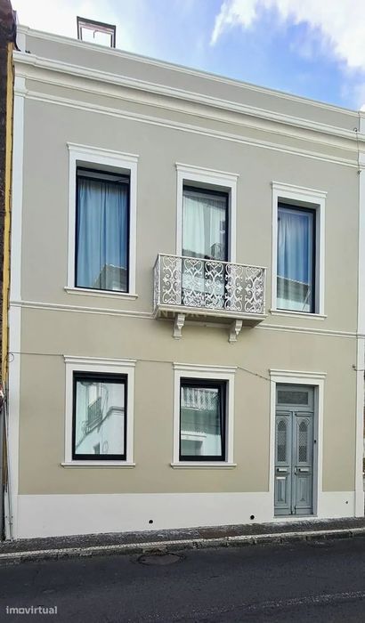 Three-Storey House in the Centre of Ponta Delgada | 8 Bedrooms | Excellent