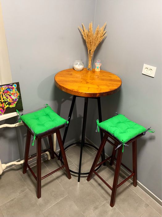 Добротный, кухонный комплект: барный стол и стулья; барні стільці/стіл