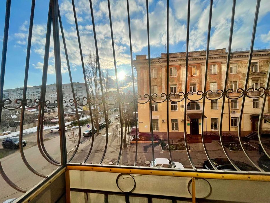 Продам великогабаритну трикімнатну квартиру. Центр. Закритий двір .