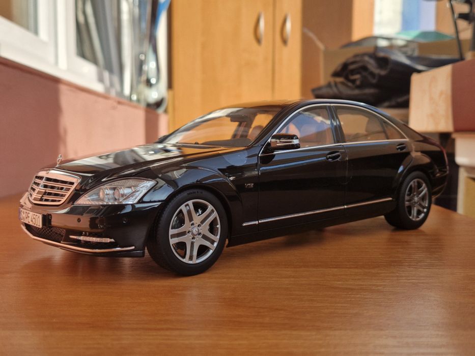1:18 Mercedes w221 s600 Motorhelix