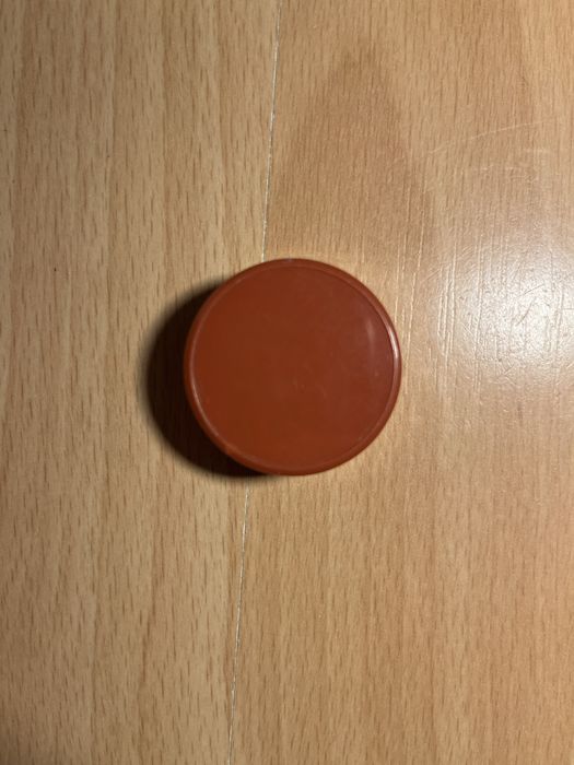 Okrągła czerwona plastikowa temperówka
