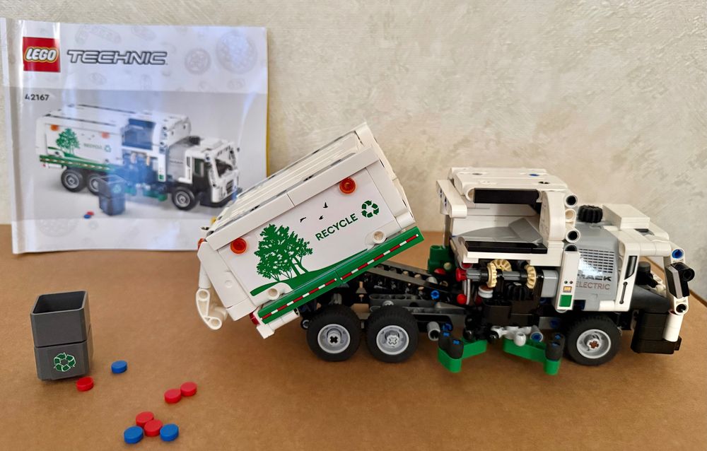 Конструктор LEGO Technic Сміттєвоз Mack LR Electric (42167),вік 8+