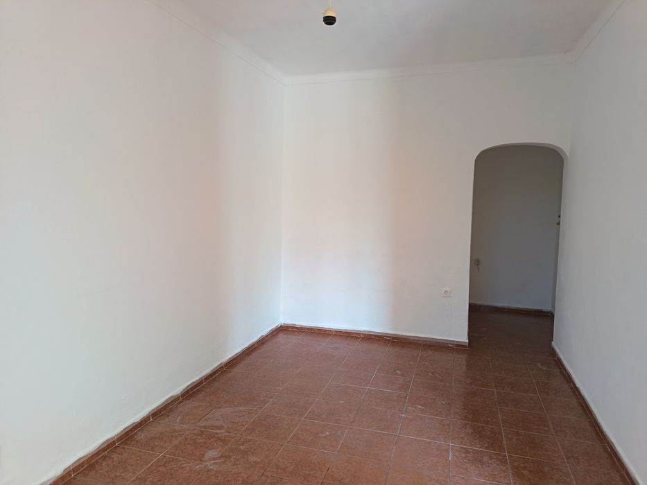 Alugo quartos em casa térrea com quintal