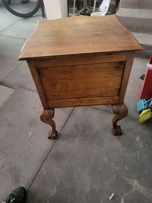 Mesa de cabeceira em castanho antiga