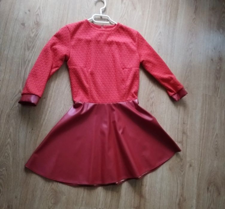 Czerwona sukienka z elementami i dołem ze skóry