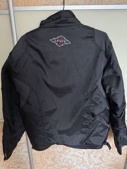 Куртка   Levis .