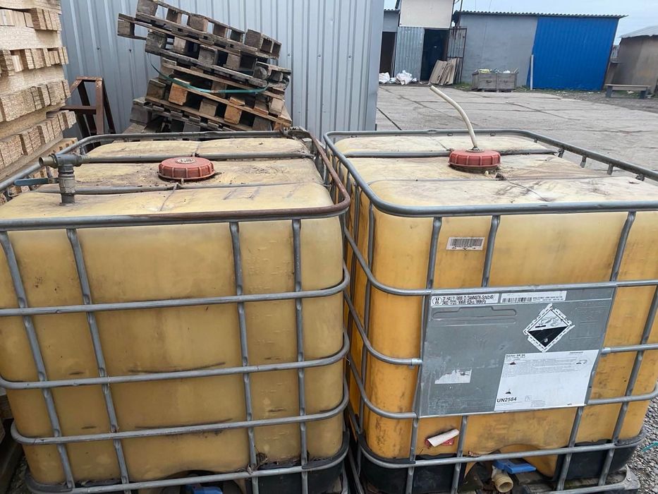 Продаются емкость куб  1000 литров