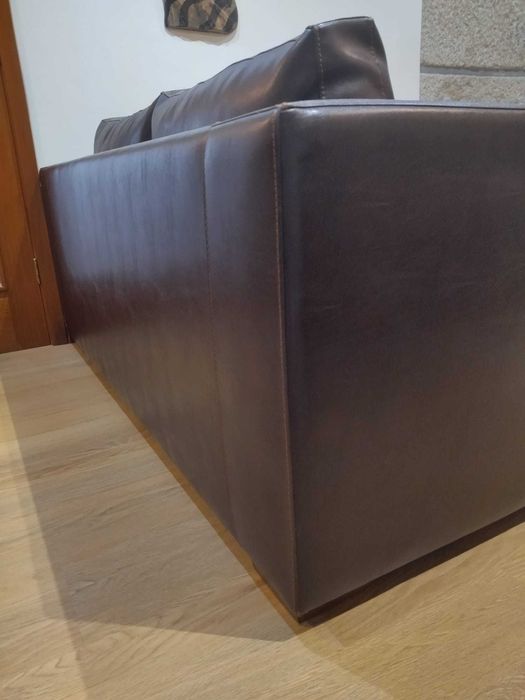 Sofá em pele sintética