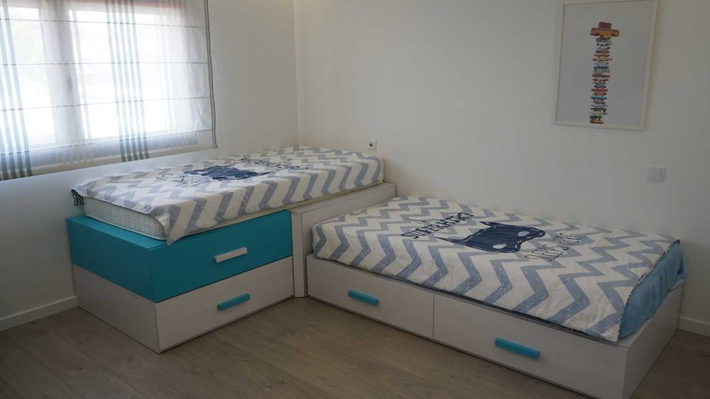 Quarto juvenil completo (2 camas + cómoda) como novo
