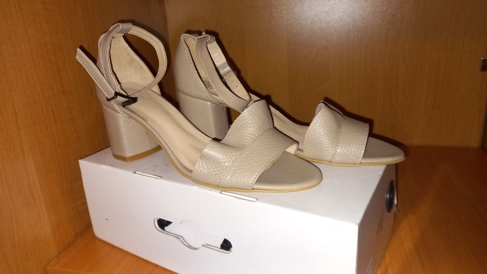 Кожаные босоножки