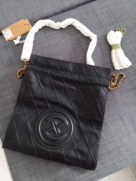 Nova bolsa de couro feminina de marca de designer independente. Por fa