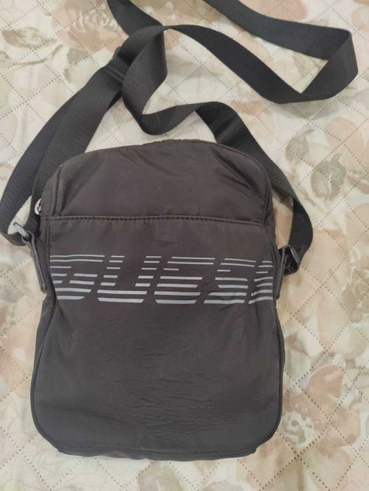 Mala tiracolo Guess em estado semi-novo 19x25 cm