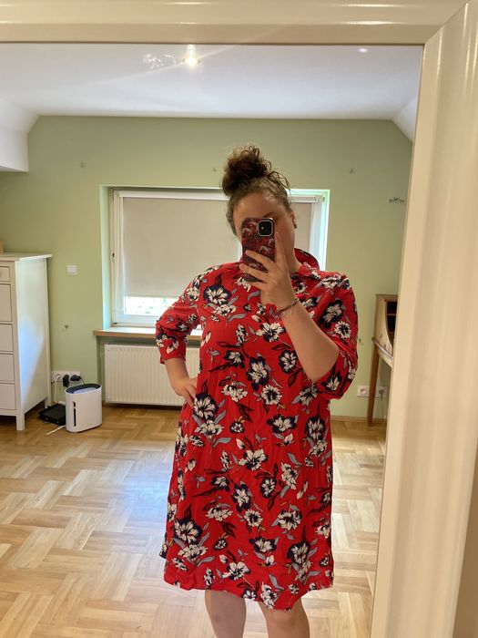 Czerwona letnia sukienka w kwiaty
