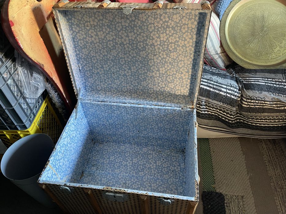 Mala pequena antiga de lata