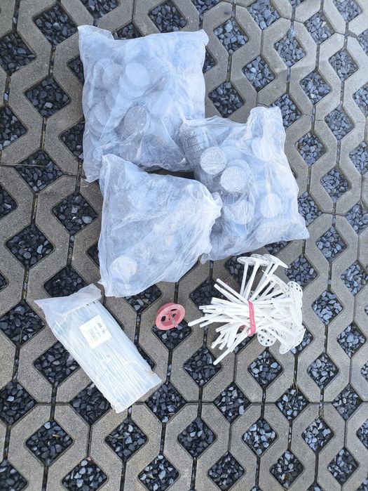 Zaślepki styropianowe grafitowe gwoździe kołki otwornica elewacja