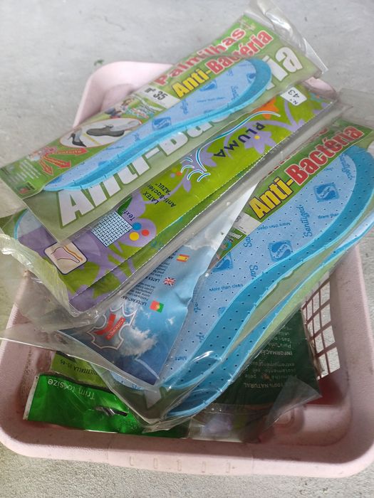 Palmilhas pele, gel,anti bacterianas,calcanheiras, varios modelos fechos , pilhas varios tamanhos, braceletes relogios, etc