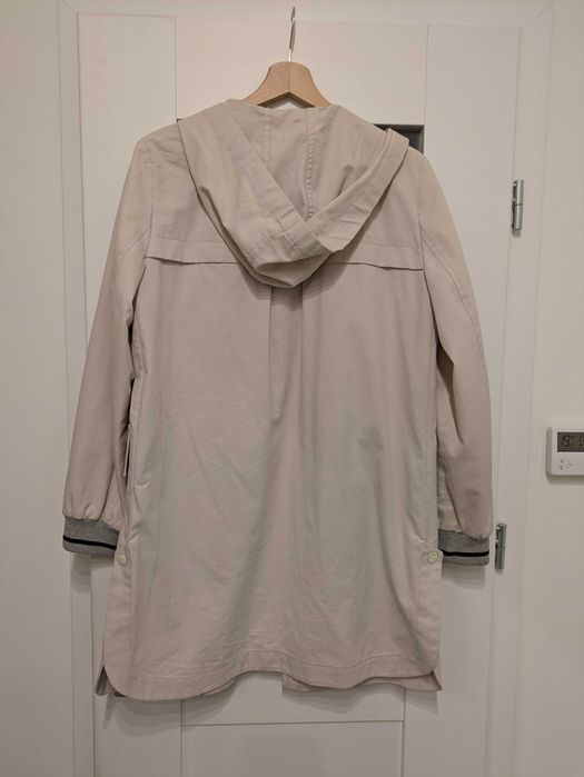 Beżowy trencz damski