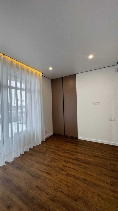 Продаж двоповерхового будинку з сучасним проектом ремонтом та меблями