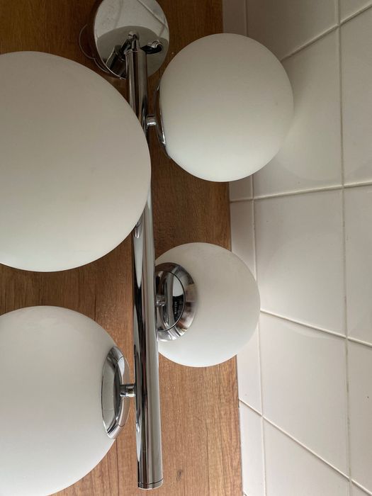 Nowoczesna lampa sufitowa, na chromowym stelażu cztery kule z białego mlecznego szkła.