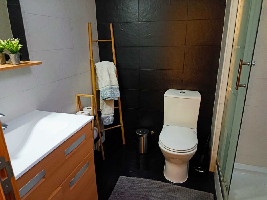 Alugo quarto na quinta do conde