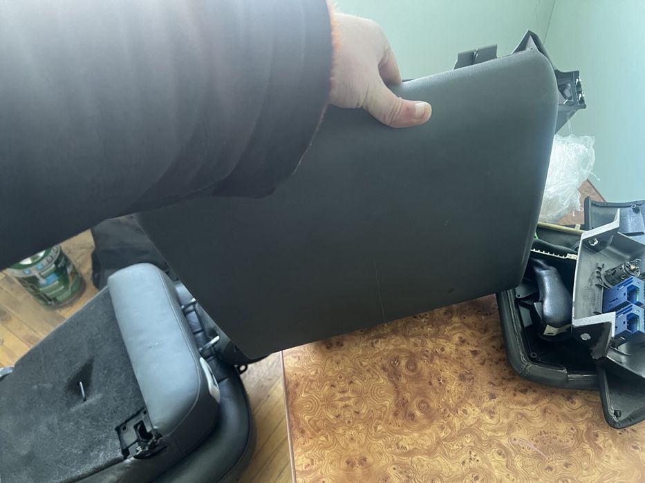 Задні сидіння та консуль панелі L322