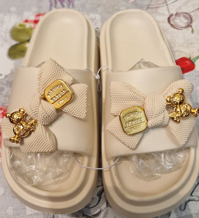 Chinelos novos com etiqueta