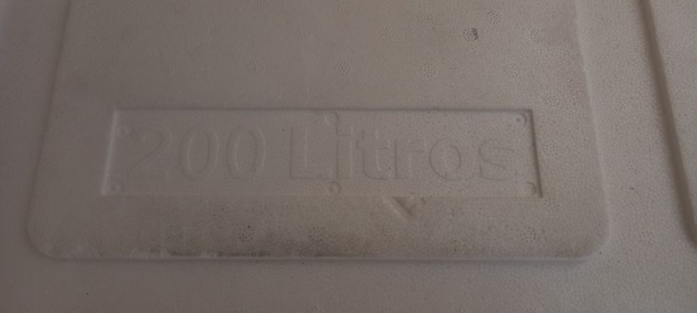 Caixa Térmica Isoplast 200L - Como Nova"