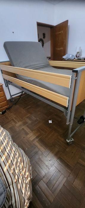 Cama articular para tratar pessoas idosas