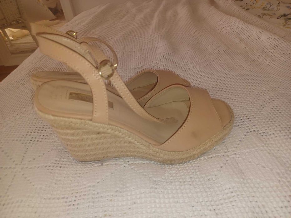 Sandálias de cunha nude