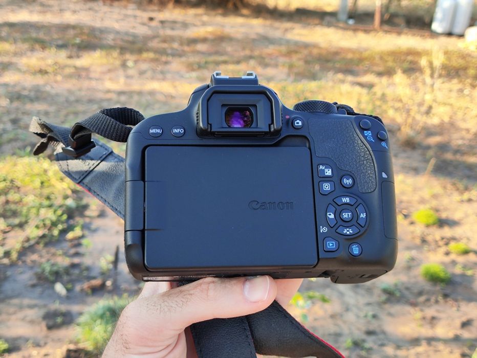 Canon EOS 800D + 18-135mm IS STM, пробег 9000 отличное состояние