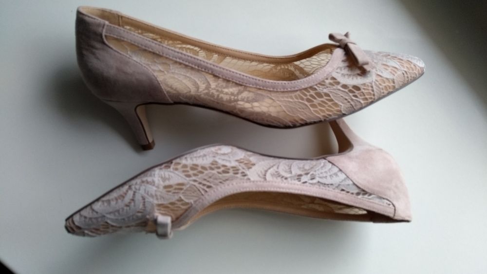 Koronkowe szpileczki Bata beżowe rozm.39