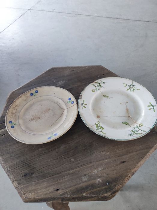 Vendo pratos muito antigos