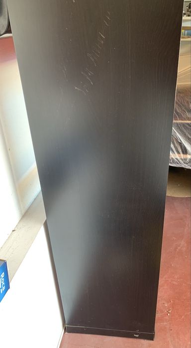 Estante de sala com prateleiras e 3 pequenos armarios.