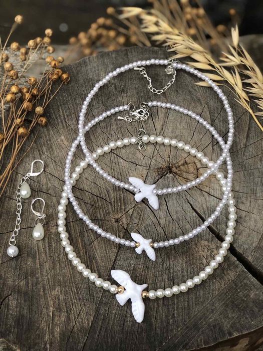 Чокер з горлицею , пташкою на основі .