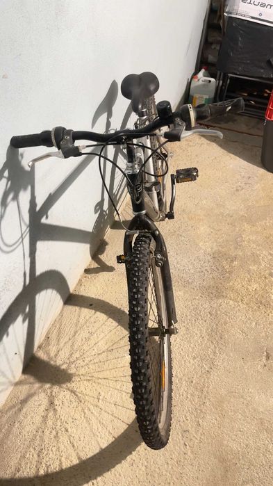 Bicicleta de montanha preta e cinza
