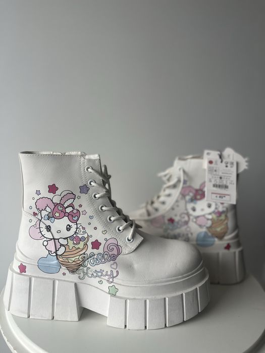 Sznurowane buty na platformie hello Kitty