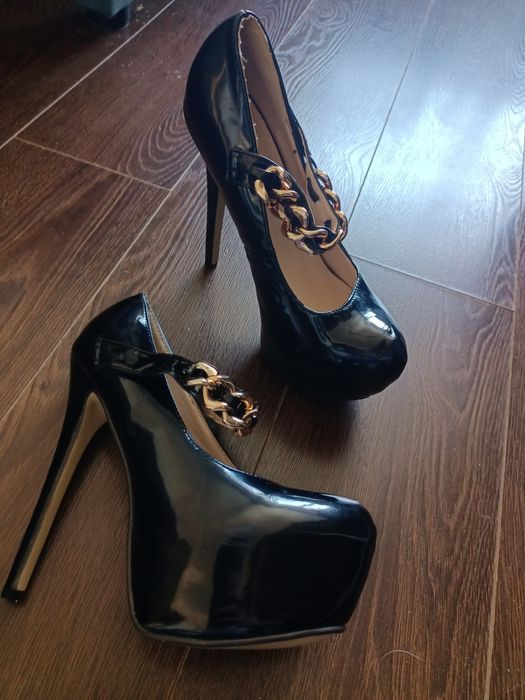 Туфлі, босоніжки