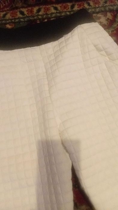 Красивые белые штаны.