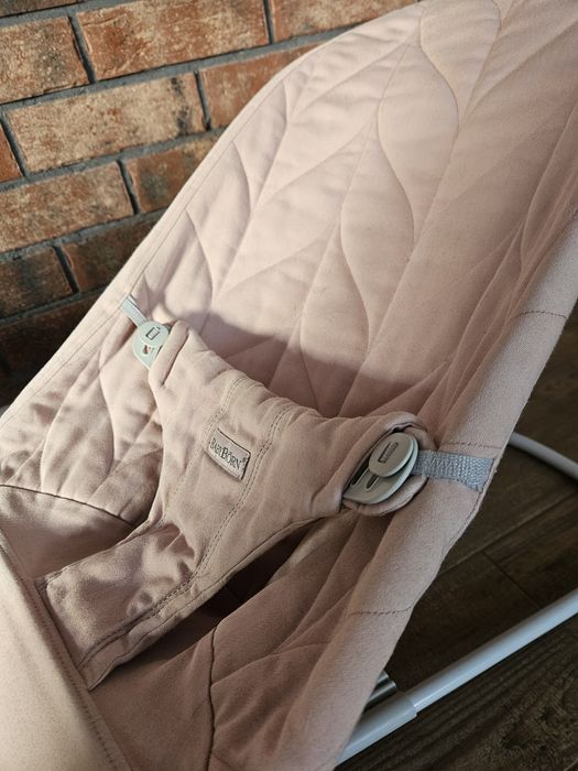 Różowy leżaczek BabyBjörn
