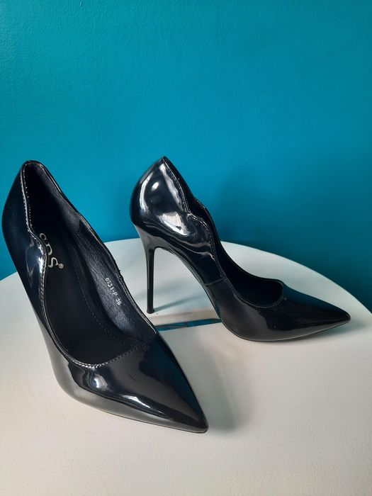 Czarne lakierowane szpilki