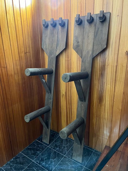 2 Antigos suportes de sela em madeira