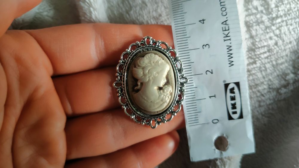 Broszka retro vintage staromodna kamea z kobieta kobieca kameowa