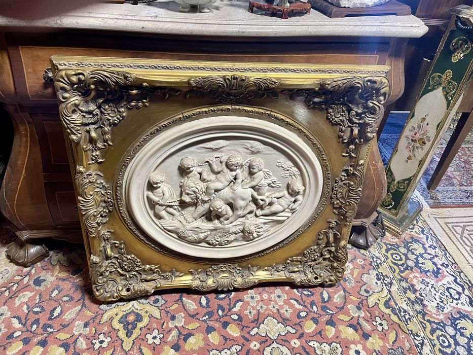 Quadro em talha dourada com querubins em marmore