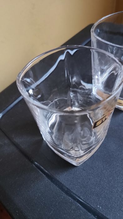 2 szklanki do whisky .