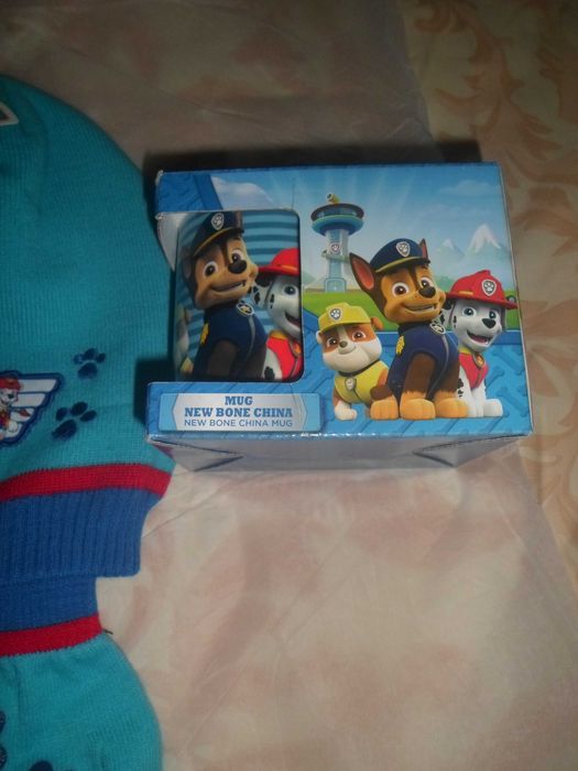 gorro + luvas + caneca  iguais para gémeos novos com etiqueta